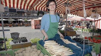 Christine Lettau verkauft am Stand der Engelhardts aus Buch Gemüse der Saison. Noch vor den Spezialitäten aus aller Welt ist die Ware aus dem Knoblauchsland nach wie vor das Hauptgeschäft auf dem Wochenmarkt. Christine Lettau verkauft am Stand der Engelhardts aus Buch Gemüse der Saison. Noch vor den Spezialitäten aus aller Welt ist die Ware aus dem Knoblauchsland nach wie vor das Hauptgeschäft auf dem Wochenmarkt.