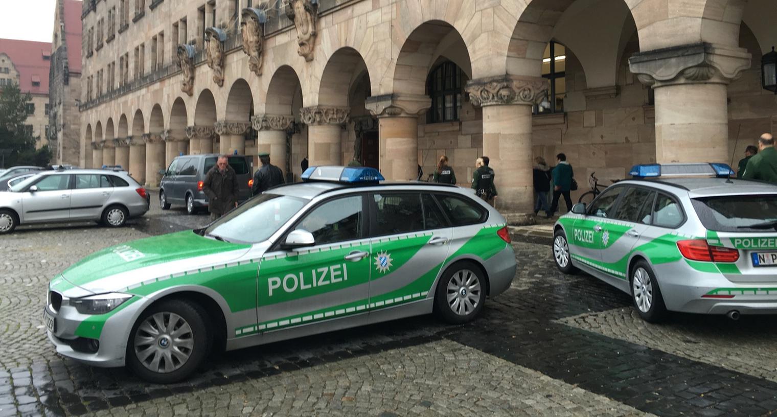 Ein Großaufgebot der Polizei rückte am Mittwochmittag am Justizpalast an.