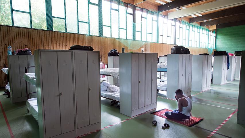 Peter Kneffel fotografierte am 24. Juli einen Flüchtling, der in einer umfunktionierten Turnhalle in München betete. Er erreichte damit den ersten Platz in der Kategorie "Tagesaktualität".