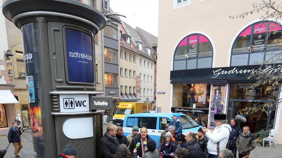Auf dem Josephsplatz hieß es am Mittwoch: Start frei für die erste Litfaßsäulen-Toilette nicht nur in Nürnberg, sondern in Bayern. Das Ereignis zog erstaunlich viele Medienvertreter an.