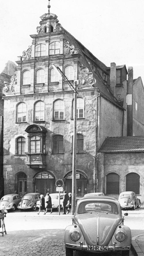 Das Haus Karlstraße 13/15 soll nach der Renovierung das Spielzeugmuseum aufnehmen und wird durch einen Neubau erweitert. Hier geht es zum Artikel vom 26. November 1965: Spielzeugmuseum im historischen Hort.