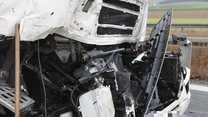 Lkw-Fahrer übersieht Stauende: A73 stundenlang gesperrt