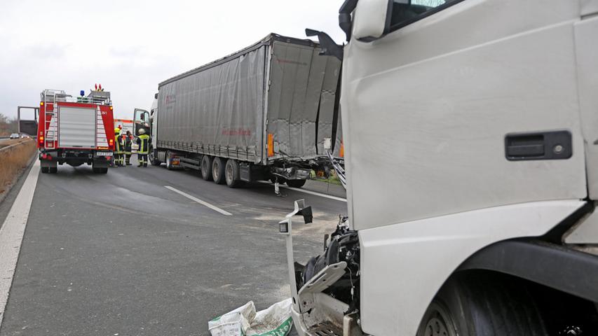 Lkw-Fahrer übersieht Stauende: A73 stundenlang gesperrt