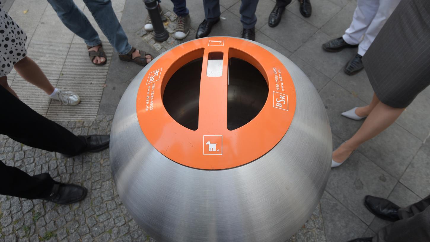 Die Berliner Stadtreinigung setzt auf große Stahlkugeln, die fünfmal mehr Müll aufnehmen als normale Abfallbehälter. Nürnberg aber verzichtet.