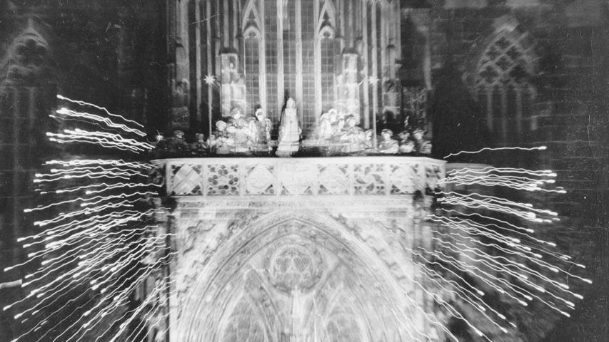 So sah das bei ihrem Prolog aus. Die Bildunterschrift in den Nürnberger Nachrichten lautete damals, am 30. November 1974: "Die Frauenkirche im Strahlenglanz. Das Bild entstand durch einen fotografischen Trick (Zoom-Effekt) unseres Fotoreporters."