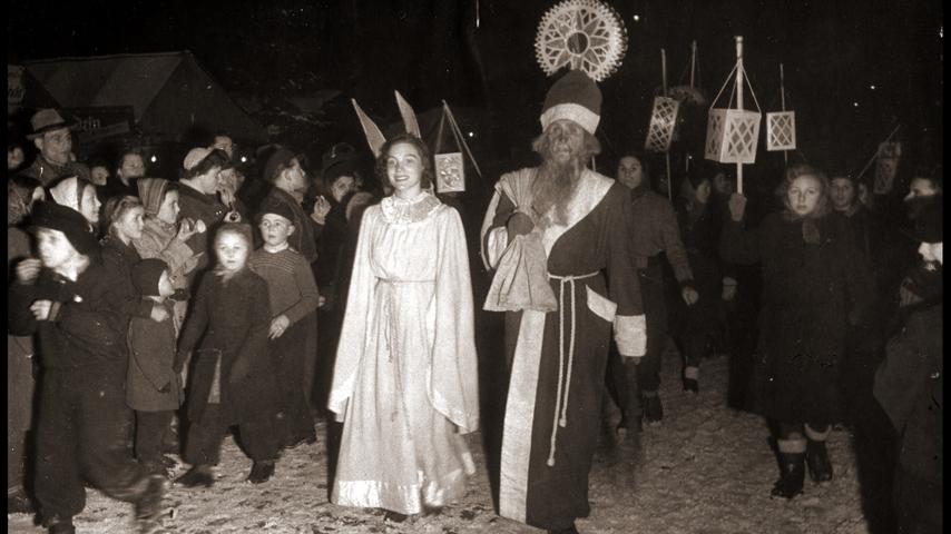 Das Christkind des Jahres 1949, die Schauspielerin Sophie Keeser, mit Nikolaus beim Laternenzug der Kinder.