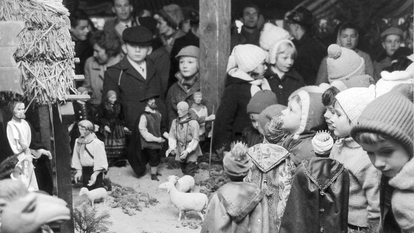 Der Mittelpunkt des Christkindlesmarkts ist seit jeher die - vor allem bei Kindern beliebte - Krippe. Das war auch 1962 nicht anders, aus diesem Jahr stammt diese Aufnahme.