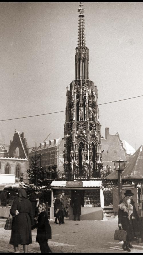 1949: Rund um den Schönen Brunnen sind die Buden gruppiert, dahinter der zerbombte historische Rathaussaal.
