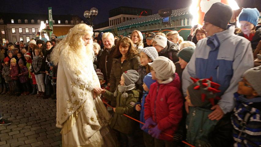 Besinnliche Zeit: Der Fürther Weihnachtsmarkt ist eröffnet