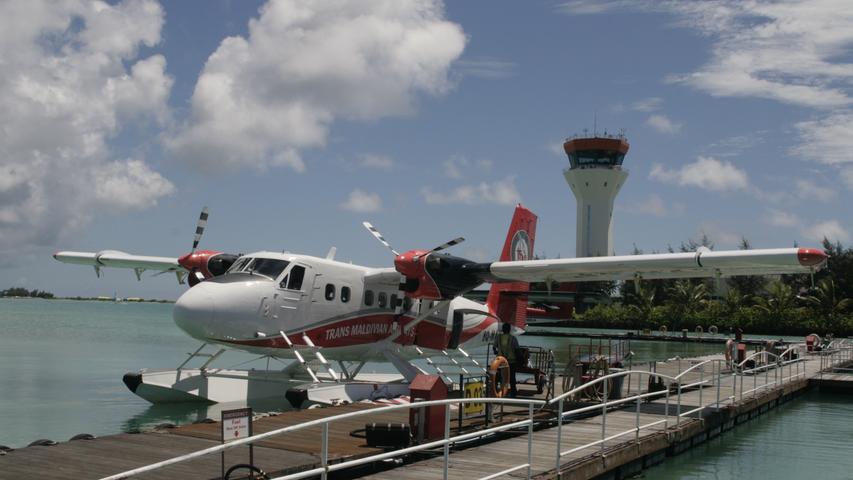 Ein Wasserflugzeug der einzigen maledivischen Fluglinie „Trans Maldivian Airlines“ an seinem Anlegeplatz im Hafenbecken von Male.