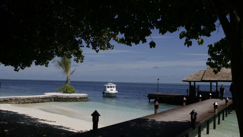 Bei 30 Grad Lufttemperatur kann man sich an den Stränden des Lily Beach Resort & Spa auf den Malediven auch einmal ein schattiges Plätzchen gönnen. Der Ausblick ist sonnig genug.