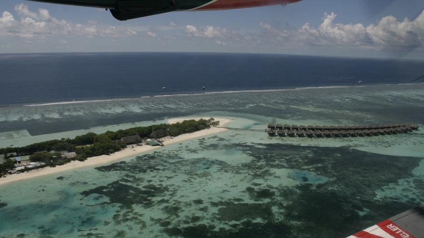 Wer von der Hauptstadt Malé  mit einem Wasserflugzeug zur Ziel-Insel weiterreist, bekommt in der Luft einiges für das Auge geboten und einen exklusiven Blick auf manche der Resort-Inseln im Indischen Ozean.