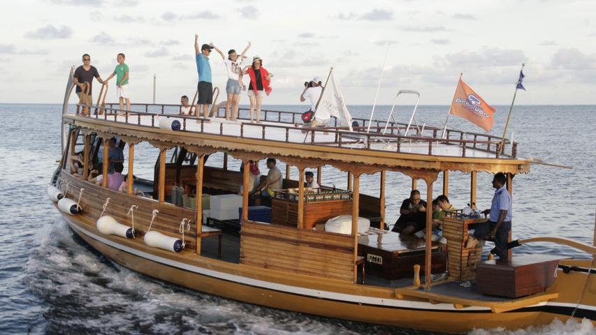 Die Malediven sind bei Asiaten ein beliebtes Urlaubsziel. Manche chartern sich als Gruppe ein eigenes Partyboot für einen Sunset-Trip.