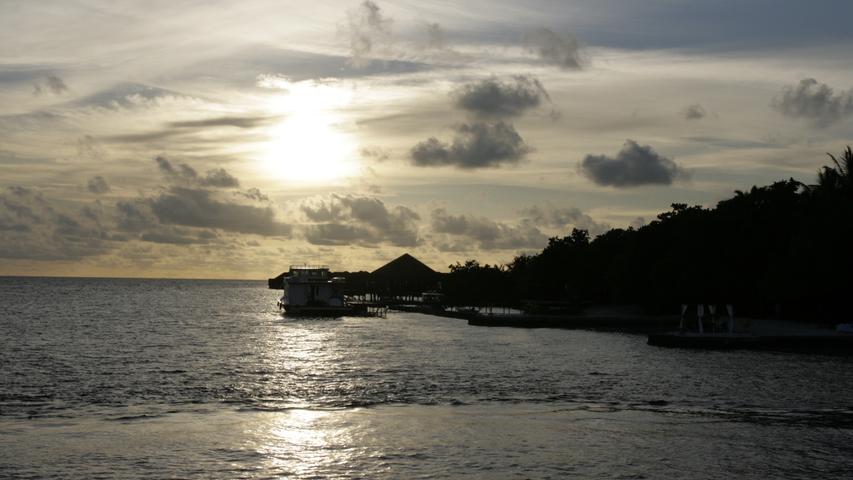 Der Sonnenuntergang kann sich hier im Paradies im indischen Ozean auch hinter Schleierwolken aber mal so richtig sehen lassen.