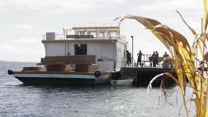 Ein Versorgungsboot bringt Baumaterial auf die Insel im Süd-Ari-Atoll.