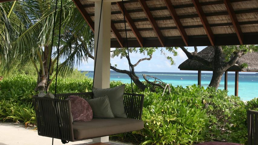 Entspannung pur lässt sich in dieser Hänge-Couch in einem der Luxus-Villen im „Four Sesason-Resort at Landaa Giraavaru“ sicher finden.