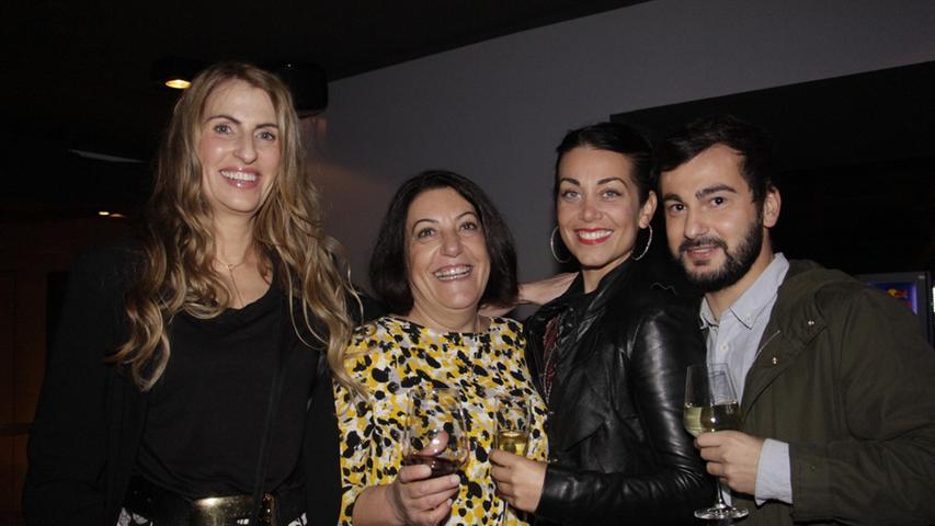 Susanne, Gina, Ayda und Mehmet freuten sich auf einen besonderen Abend.