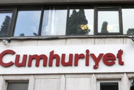 Gegen den Chef der regierungskritischen Zeitung «Cumhuriyet», Can Dündar, und den Hauptstadtkorrespondenten des Blatts, Erdem Gül, sei Haftbefehl erlassen worden. Ihnen werde Mitgliedschaft in einer terroristischen Vereinigung und Spionage vorgeworfen.