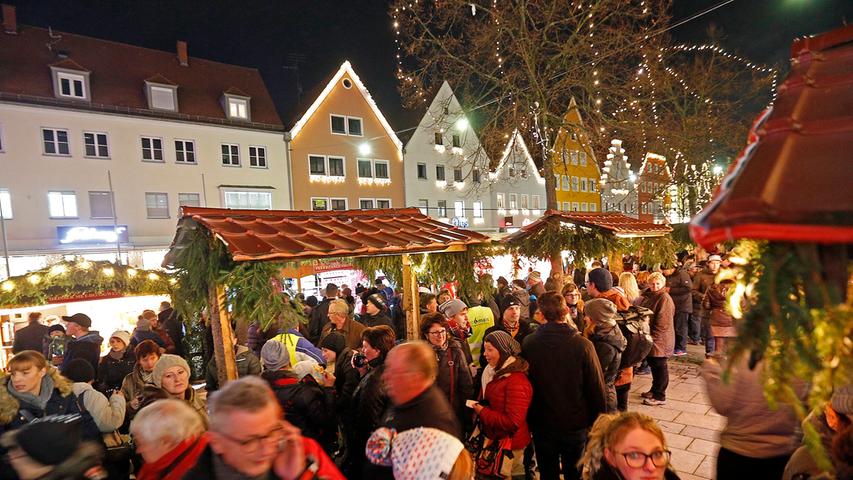 Christkind Theresa Beyer eröffnete am Donnerstagabend den Neumarkter Weihnachtsmarkt.