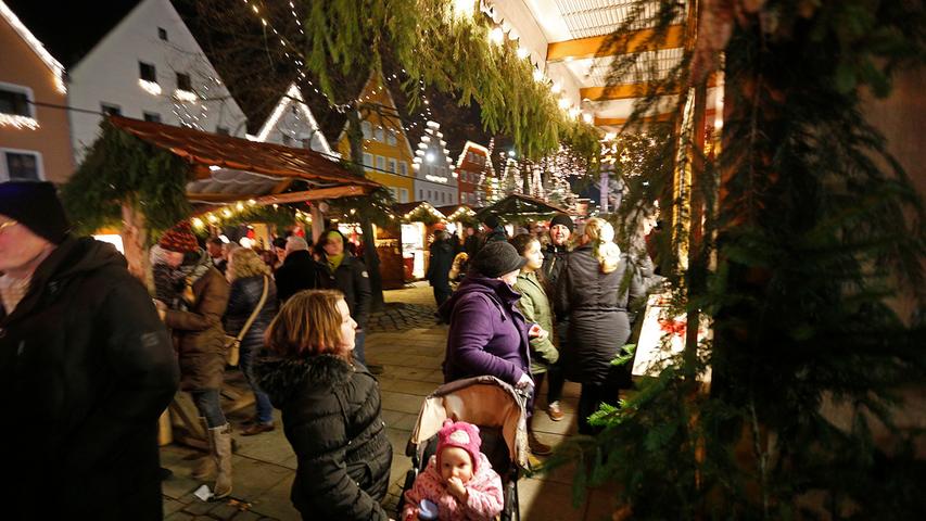 Christkind Theresa Beyer eröffnete am Donnerstagabend den Neumarkter Weihnachtsmarkt.