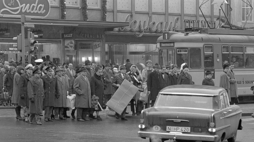 Der erste verkaufsoffene Samstag vor Weihnachten war ein Tag der "Anzahlungs-Geschäfte". Die erwählten Präsente wurden für die Kunden zurückgestellt. Hier geht es zum Artikel vom 29. November 1965: "G'schenkla" auf Anzahlung.