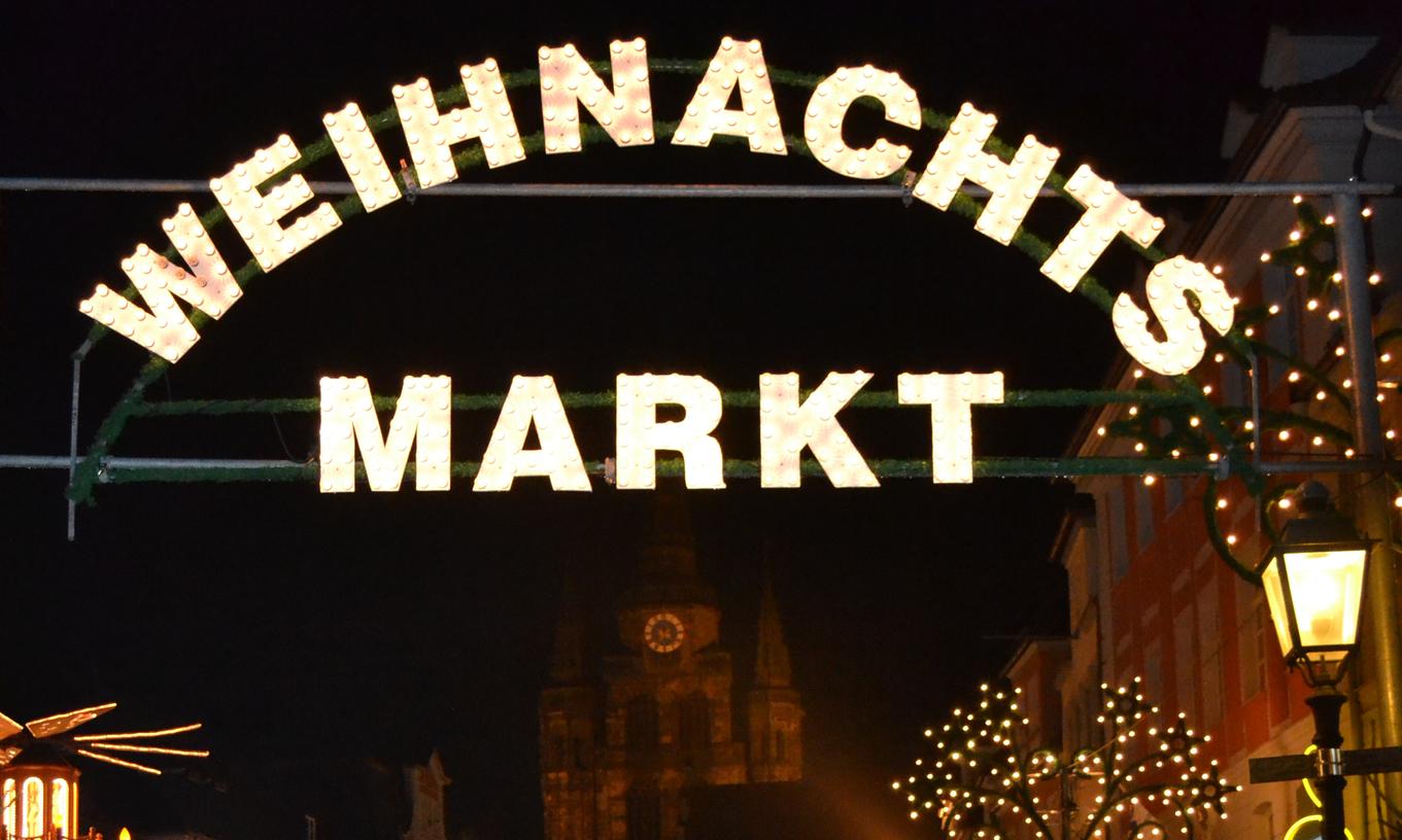 Am Donnerstag wurde der Ansbacher Weihnachtsmarkt eröffnet. 80 Besucher waren vor der Bühne versammelt.