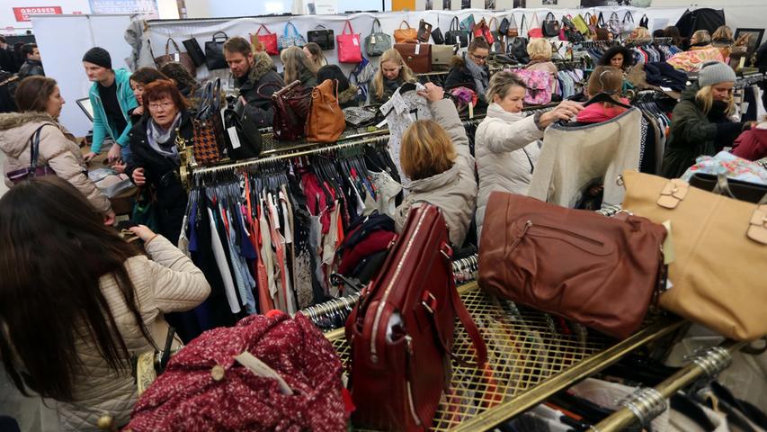 Shopping-Wahnsinn auf AEG: Hunderte stürmen Markenmesse Brandazia