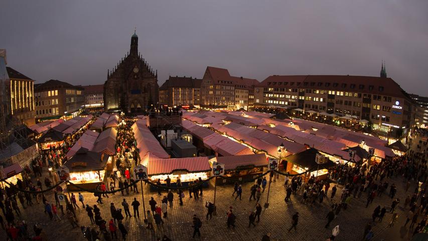 Auch im Jahr 2015 leuchtet der Christkindlesmarkt im Dunkeln auf und verbreitet Weihnachtsstimmung in der ganzen Stadt.