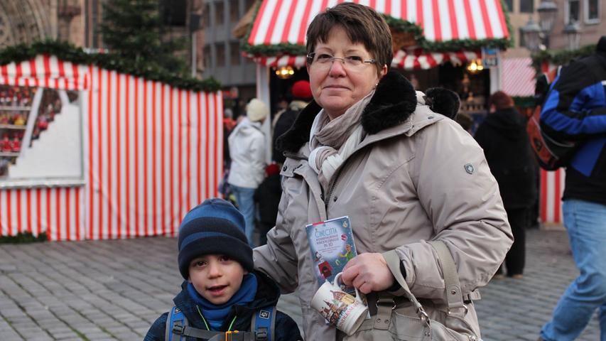 Rosalia Gruber ist mit ihrem Enkel Lars auf dem Christkindlesmarkt unterwegs. Der Kleine kann an diesem Tag nicht in den Kindergarten, weil er krank ist. Deshalb schaut er sich mit seiner Oma die Stände an und trinkt einen Genesungs-Kinderpunsch.