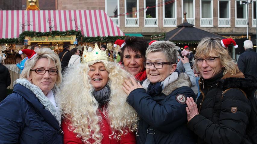 Diese lustige Truppe reiste aus Landshut mit dem Zug an. Seit fünf Stunden sind die Damen schon auf dem Christkindlesmarkt unterwegs, leider müssen sie schon vor dem Prolog wieder nach Hause. Außerdem suchen Angelika, die beiden Petras, Lisa und Adelheid (von links) noch einen Glühwein-Sponsor.