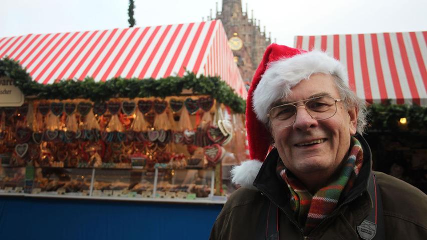 Manfred Thiele (74) genoss den Christkindlesmarkt am frühen Nachmittag: "Es sind noch nicht so viele Leute da, jetzt kann ich noch gut durchgehen", sagt der Frankfurter. In den nächsten Tagen will er auch noch den Regensburger Weihnachtsmarkt in Augenschein nehmen. In Nürnberg gefällt es ihm bisher ganz gut.