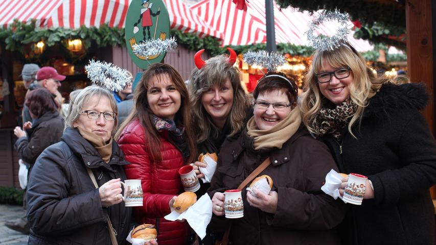 Maria, Sabine, Anne, Birgit und Rosi (von links) lassen sich Glühwein und drei im Weggla schmecken. Die Gruppe kommt aus der Eifel und bleibt das ganze Wochenende in Nürnberg. Ein Manko haben die Damen aber entdeckt: Die Weihnachtsmusik fehlt.