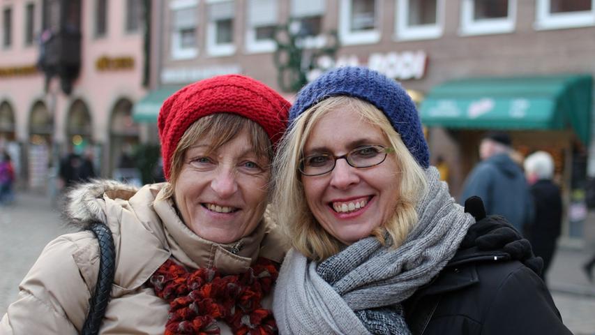 Martina Umbach und Britta Renner (von links) sind zum ersten Mal auf dem Christkindlesmarkt. Die beiden Münchnerinnen mögen die Atmosphäre und das Flair in Nürnberg. Der Markt auf dem Marienplatz ist ihnen zu wenig traditionell. Das Duo kam am Mittag mit dem Zug an und will unbedingt noch bis zum Prolog bleiben.