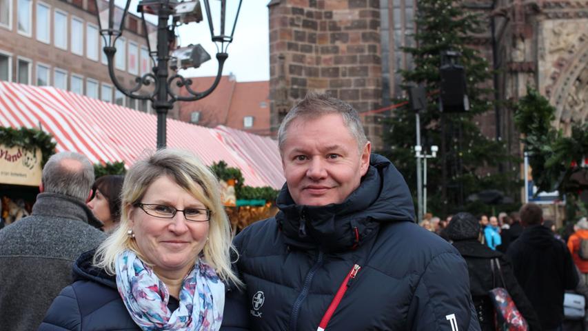 Astrid und Jürgen Rabe sind jedes Jahr auf dem Nürnberger Christkindlesmarkt, weil ihr Sohn in der Stadt wohnt. Die beiden leben im hessischen Eschwege und reisten extra am Eröffnungstag an. "Wir lieben den Prolog", geben die Christkind-Fans zu. Auch bei dem berühmten Nürnberger Lebkuchen hat das Paar bereits zugeschlagen.
