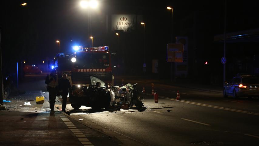 In Kulmbach ereignete sich am Samstagmorgen ein schwerer Unfall auf der B85 am Kreuzstein. Ein 20-Jähriger und sein Beifahrer fuhren in Richtung Kronach, als der Fahrer wegen zu hoher Geschwindigkeit die Kontrolle über sein Fahrzeug verlor und gegen eine Mauer prallte. Beide kamen mit dem Rettungswagen in eine Spezialklinik.