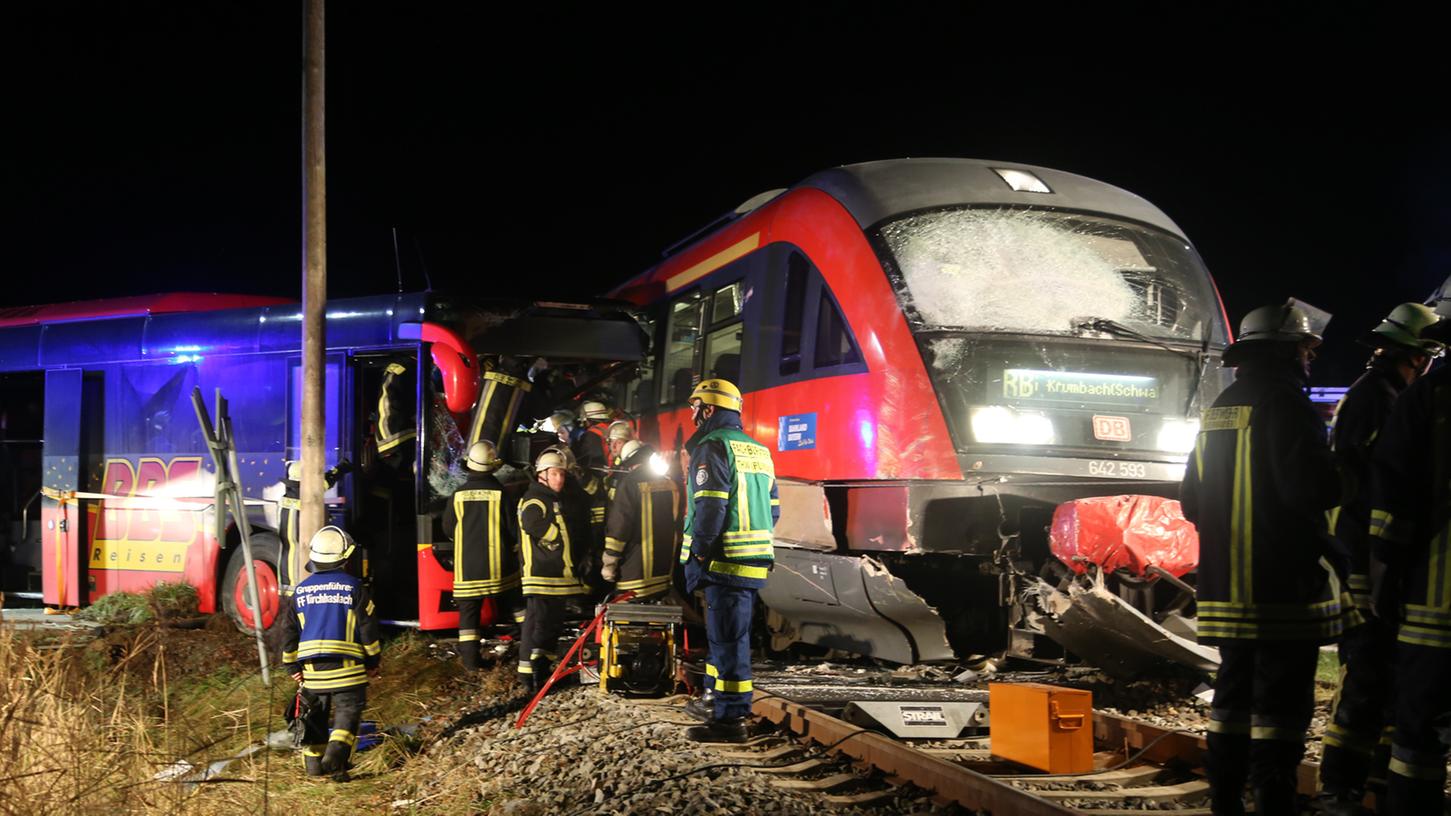 Bei einem schweren Unfall am Freitagabend sind in Breitenbrunn vier Personen verletzt worden.