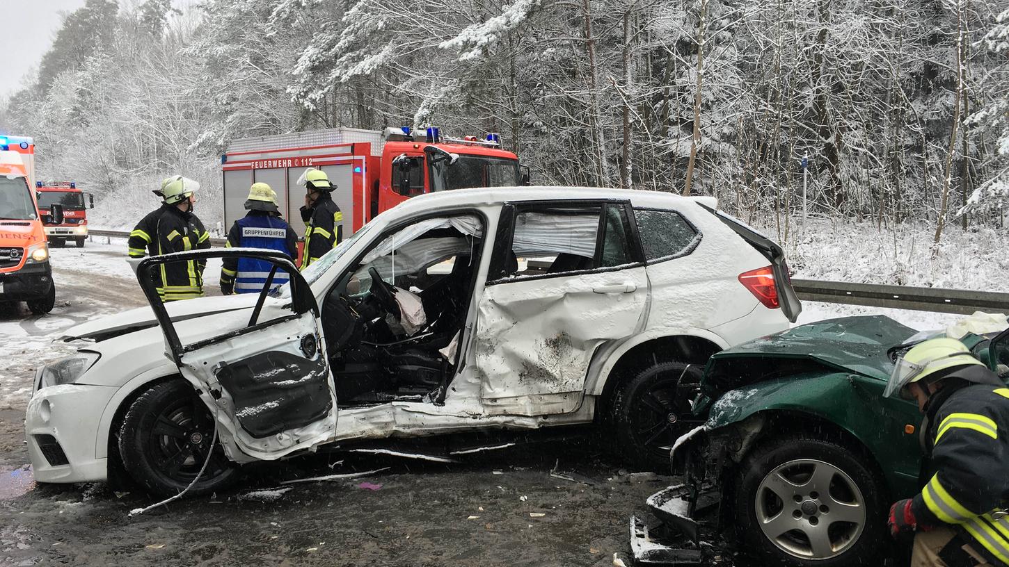 Schwerer Unfall auf der B13 bei Ansbach: Eine Person wurde lebensgefährlich verletzt.