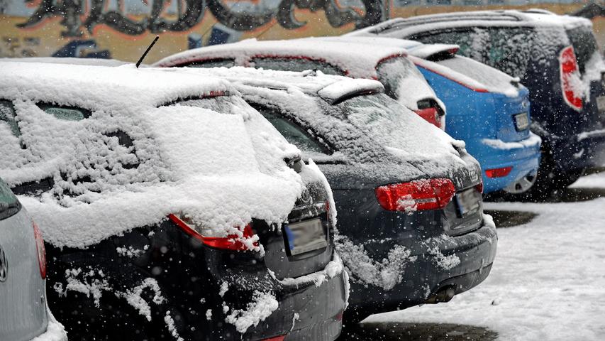 Wintereinbruch in Erlangen: Schneedecke verziert die Hugenottenstadt