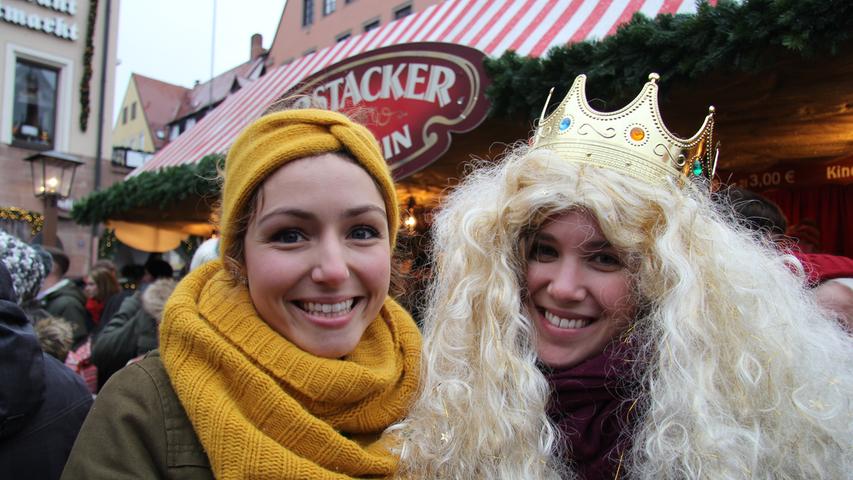 Die beiden Fremdsprachenkorrespondentinnen Emilie (24) und Sophie (23) sind ganz verzaubert von der Stimmung hier am Christkindlesmarkt. Sie kennen solche Feste aus ihrer Heimat Quebec wenn überhaupt nur in klein, organisiert von der deutschen Gesellschaft.