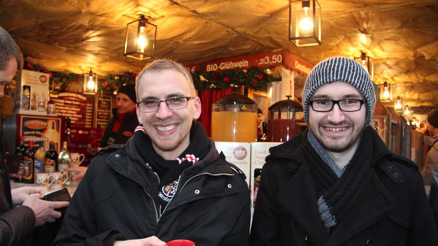 Die Nordrhein-Westfalen Corvin (23) und Michele (25) verfolgten am Freitagabend bereits das Spiel des SpVgg Greuther Fürth gegen den 1. FC Kaiserslautern. Da bot es sich natürlich an, den Besuch mit einem Bummel über den Weihnachtsmarkt zu verbinden. Das kurze Schneegestöber erachten sie als I-Tüpfelchen.