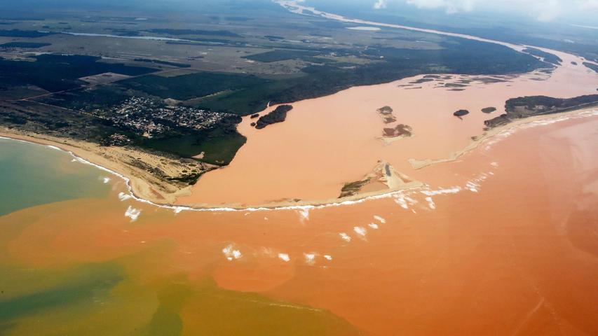 Umweltkatastrophe in Brasilien: Klärschlamm ergießt sich ins Meer