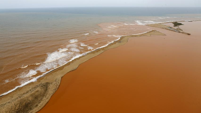Umweltkatastrophe in Brasilien: Klärschlamm ergießt sich ins Meer