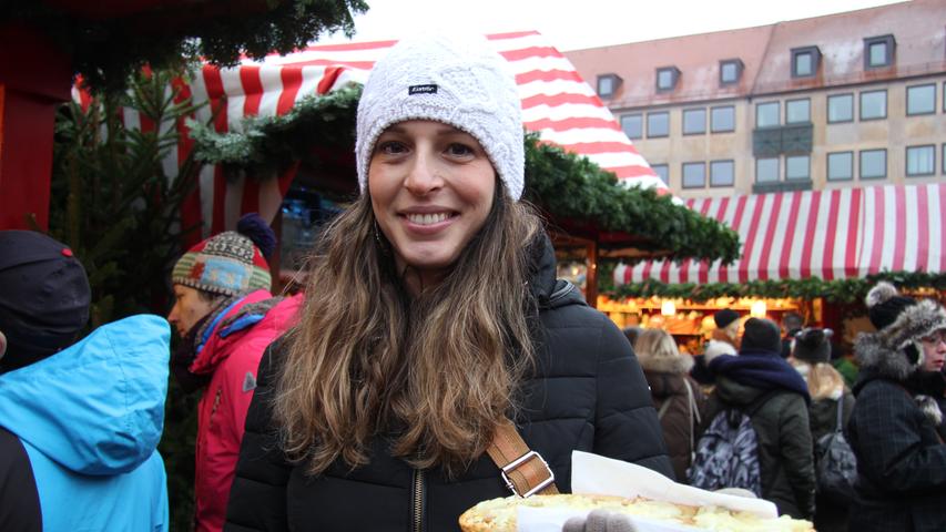Rosemarie (30) hat den Besuch am Weihnachtsmarkt von ihren Freundinnen zum Geburtstag geschenkt bekommen. Sie darf sich heute getreu dem Motto "All inclusive" verwöhnen lassen.