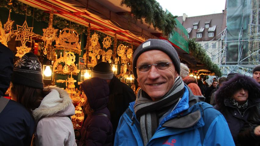 Joachim (53) aus Erding ist zum ersten Mal auf dem Nürnberger Christkindlesmarkt. Die vielen Stände der Kunsthandwerker haben ihn auf den ersten Blick beeindruckt. Doch auch die Bratwürstchen wollen verkostet werden.