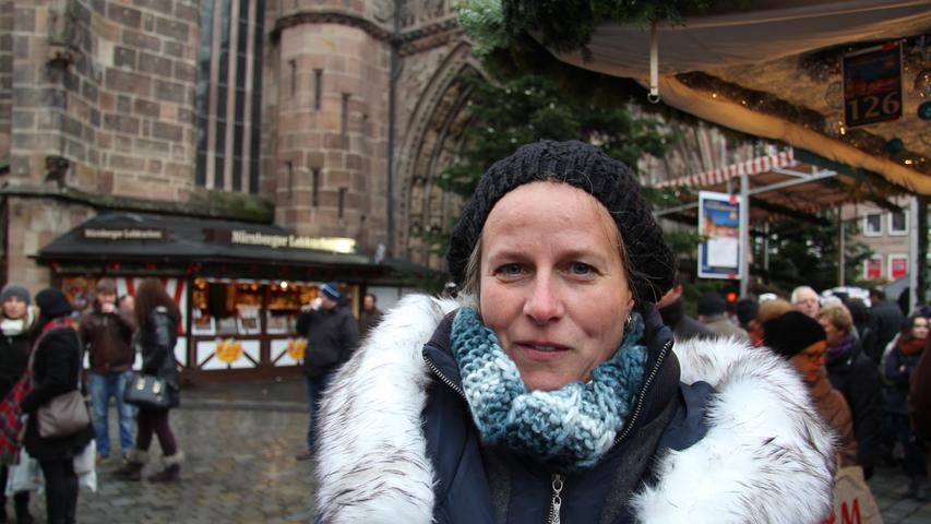 Stefanie (43) aus Weilheim ist eigentlich nicht so der Typ für Massenveranstaltungen. Die Atmosphäre hier in der Altstadt gefällt ihr jedoch recht gut. Von daher ließ sie sich mit ihren Freundinnen auf das Erlebnis ein.