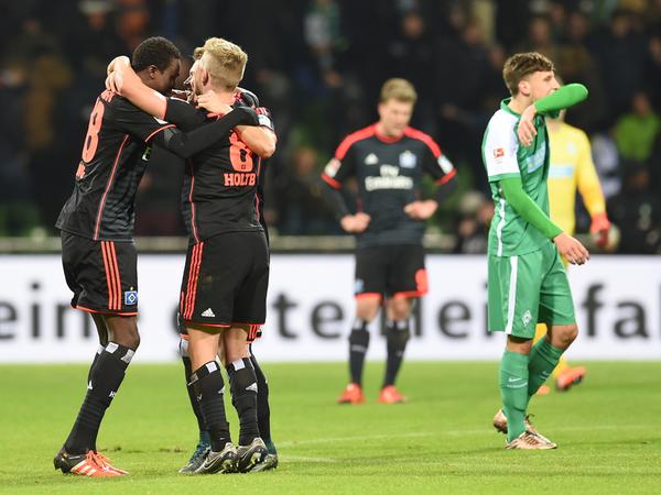 Nordderby an der Weser gewonnen: Die Spieler des HSV freuen sich über den Sieg gegen Bremen.