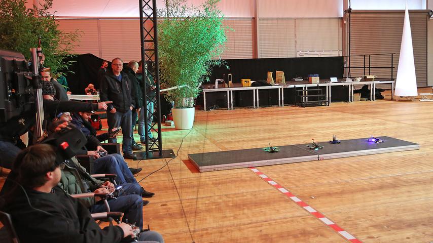 Auf die Knöpfe, fertig, los: Drohnenrennen im Nürnberger Eventpalast