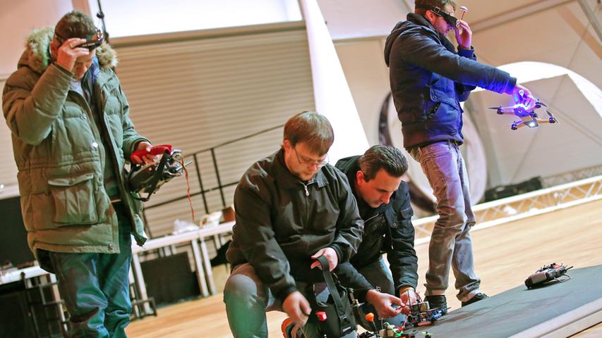 Auf die Knöpfe, fertig, los: Drohnenrennen im Nürnberger Eventpalast