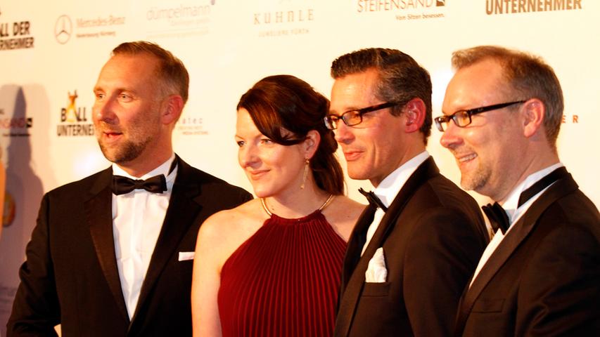 Wirtschaftsreferent Michael Fraas (Zweiter von rechts) und Gattin Karin (Zweite von links) posierten für die Fotofgrafen auf dem Roten Teppich.