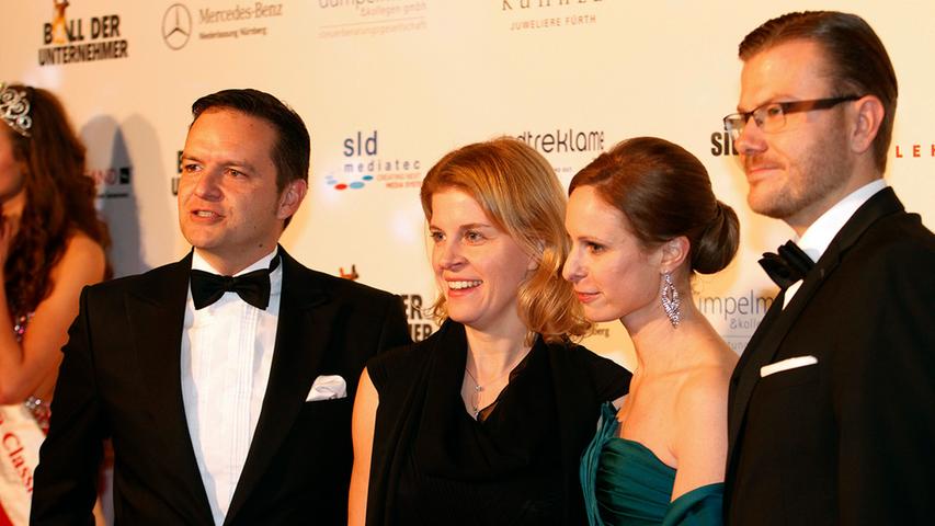 ... Tobias Schmidt von der Nürnberger CSU (links). Er besuchte den Ball zusammen mit seiner Frau Martina (Zweite von links).